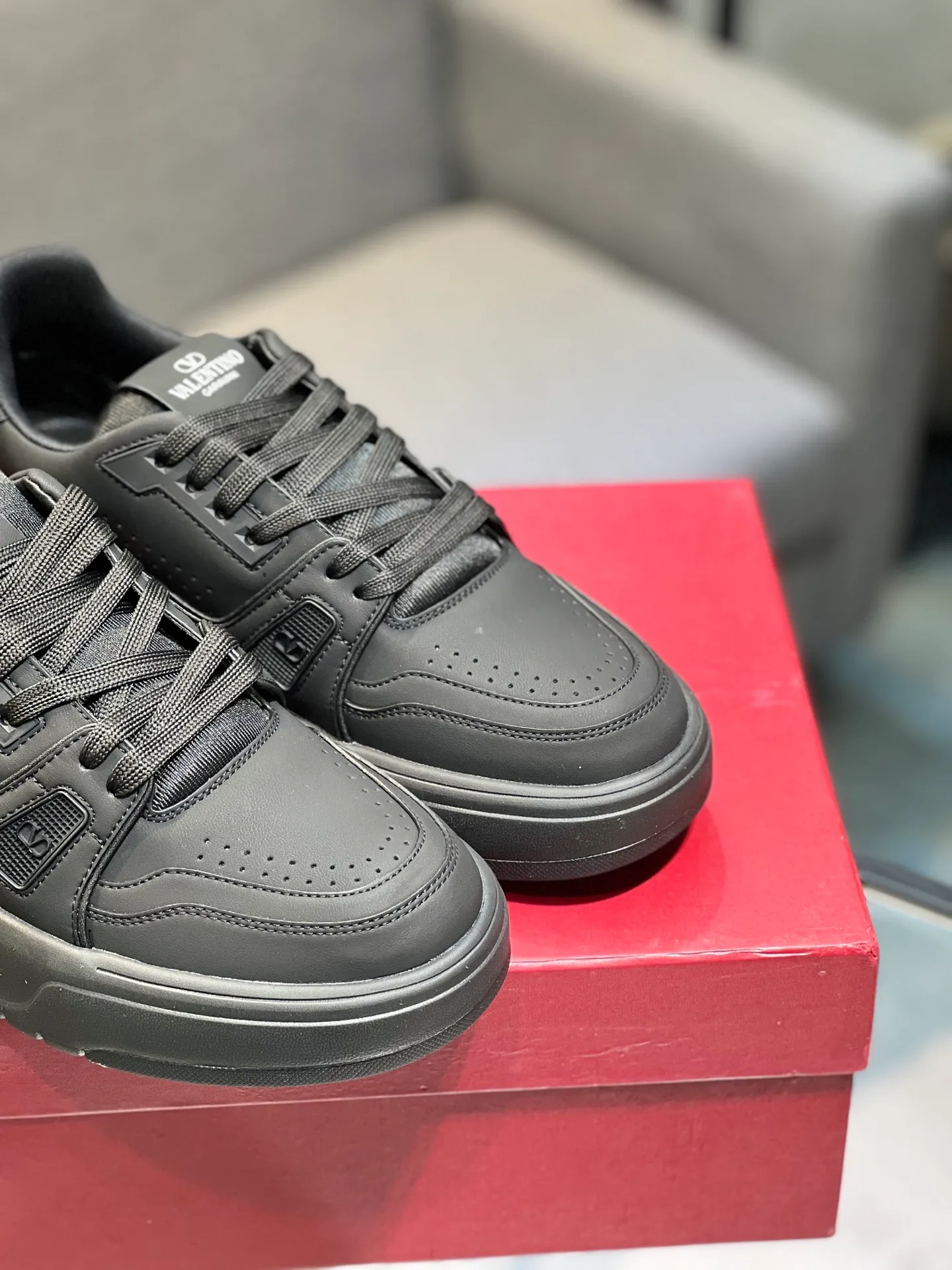 Men's men's shoes 💰660 𝑽𝒂𝒍𝒆𝒏𝒕𝒊𝒏𝒐 Valentino 𝑶𝒏𝒆𝑺𝒕𝒖𝒅 Couple's sneaker series Valentino 2025 latest couple's sneakers, celebrity style, hot sale. The original ZP was purchased and dismantled. Repeated pattern making and modification. I strive to restore the original version 1:1! Top luxury masterpiece, soft and comfortable, combining fashion and leisure, bringing excellent elegant texture and excellent on-foot comfort. Top purchase version upper: imported calfskin surface/original oil edge craftsmanship. Inner: water-dyed cowhide lining. Outsole: original development 𝐓𝐏𝐔 two-color combination outsole. Packaging: original configuration complete package. Code number: 35-44 yards. 34.45 can be customized. Can be customized (self-labeled-no label) order.